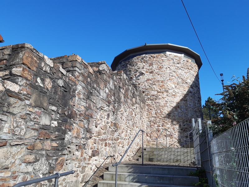 Turm mit Ringmauer von unten